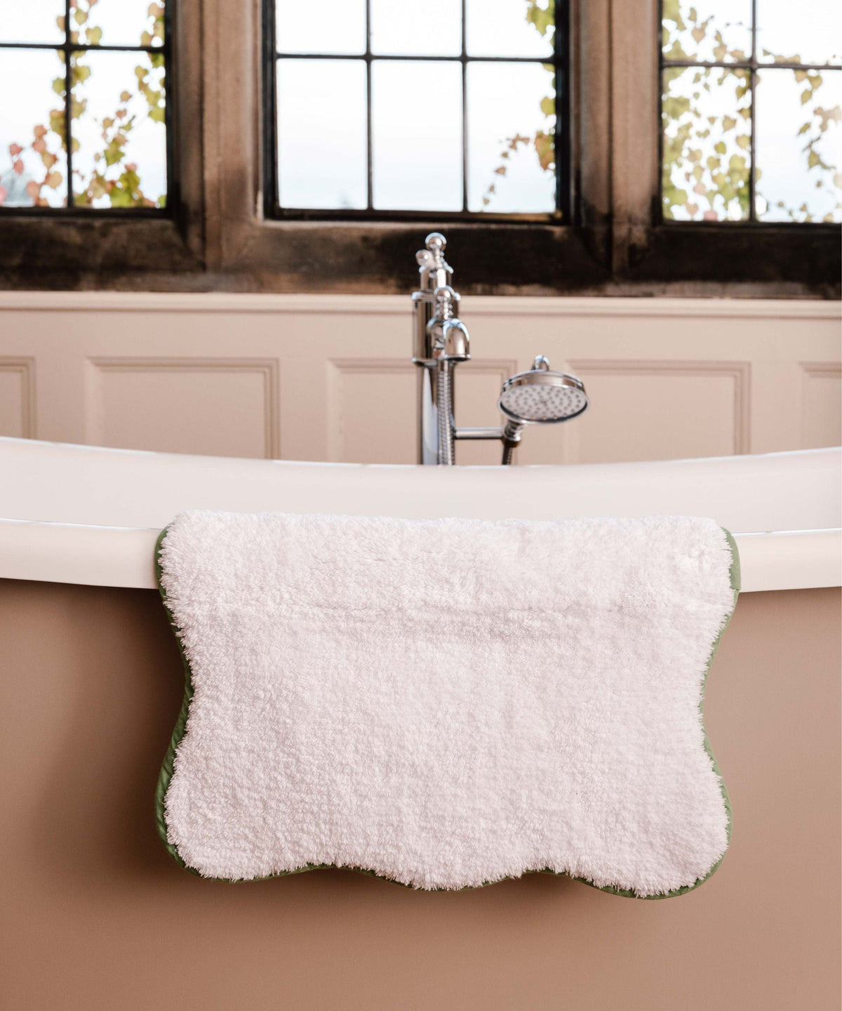 Rebecca Udall Luxury Cotton Scalloped Wavy Whimsical Piped Edge Bath Mat, White with Green Trim