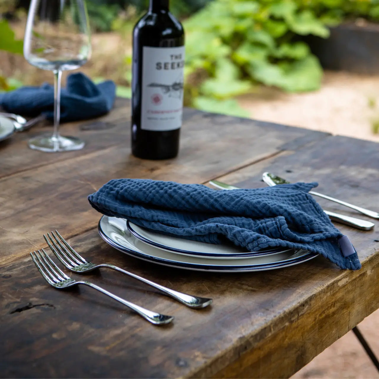 Dinner Plates in Navy Rim