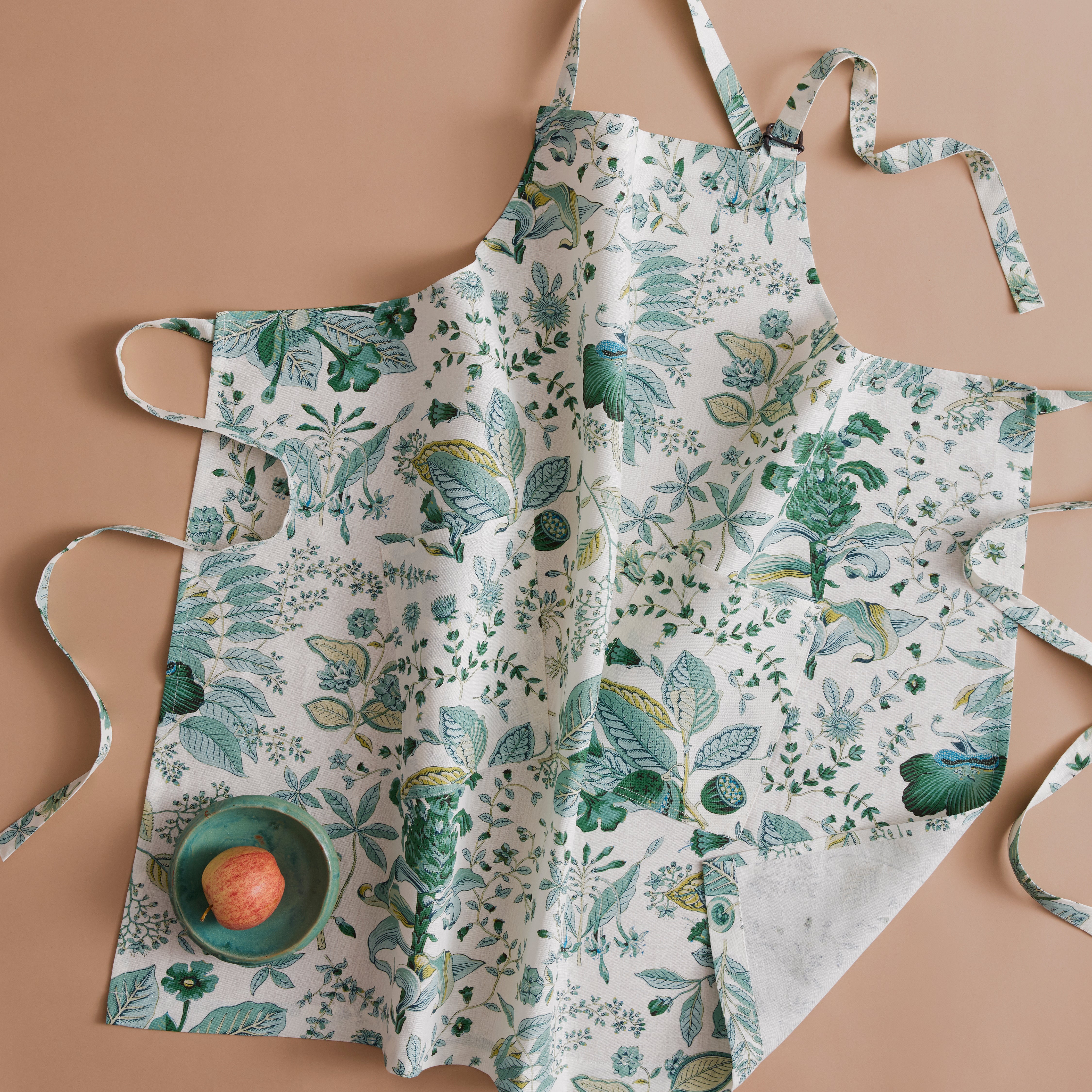 Matouk Schumacher Linen Apron in Pomegranate Emerald