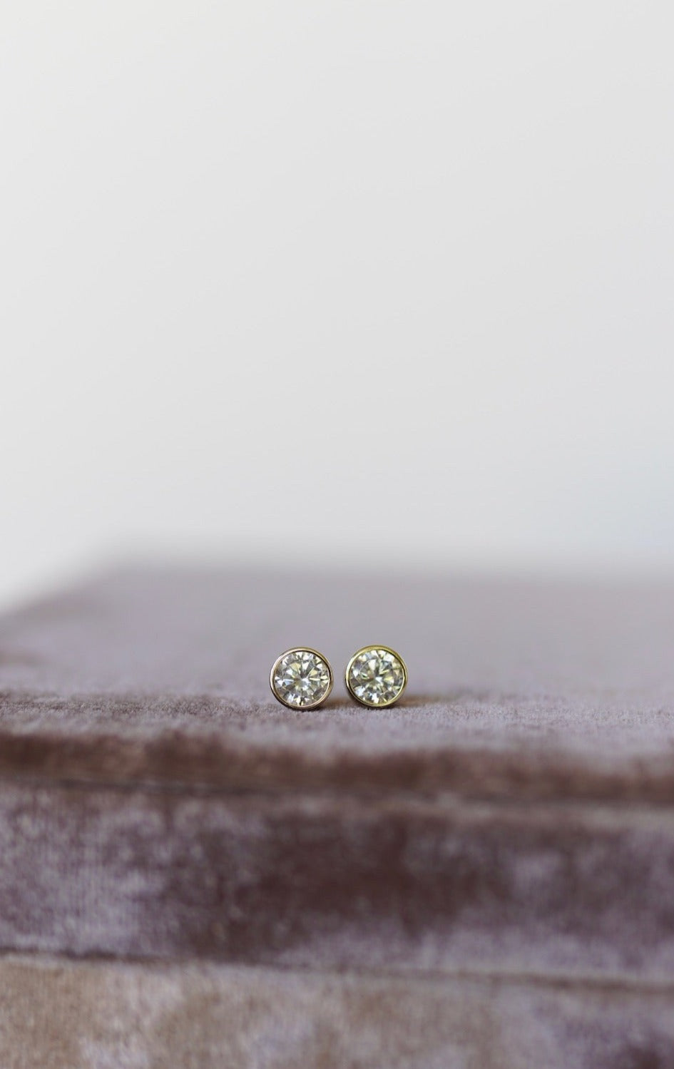 Blanc Bezel Studs