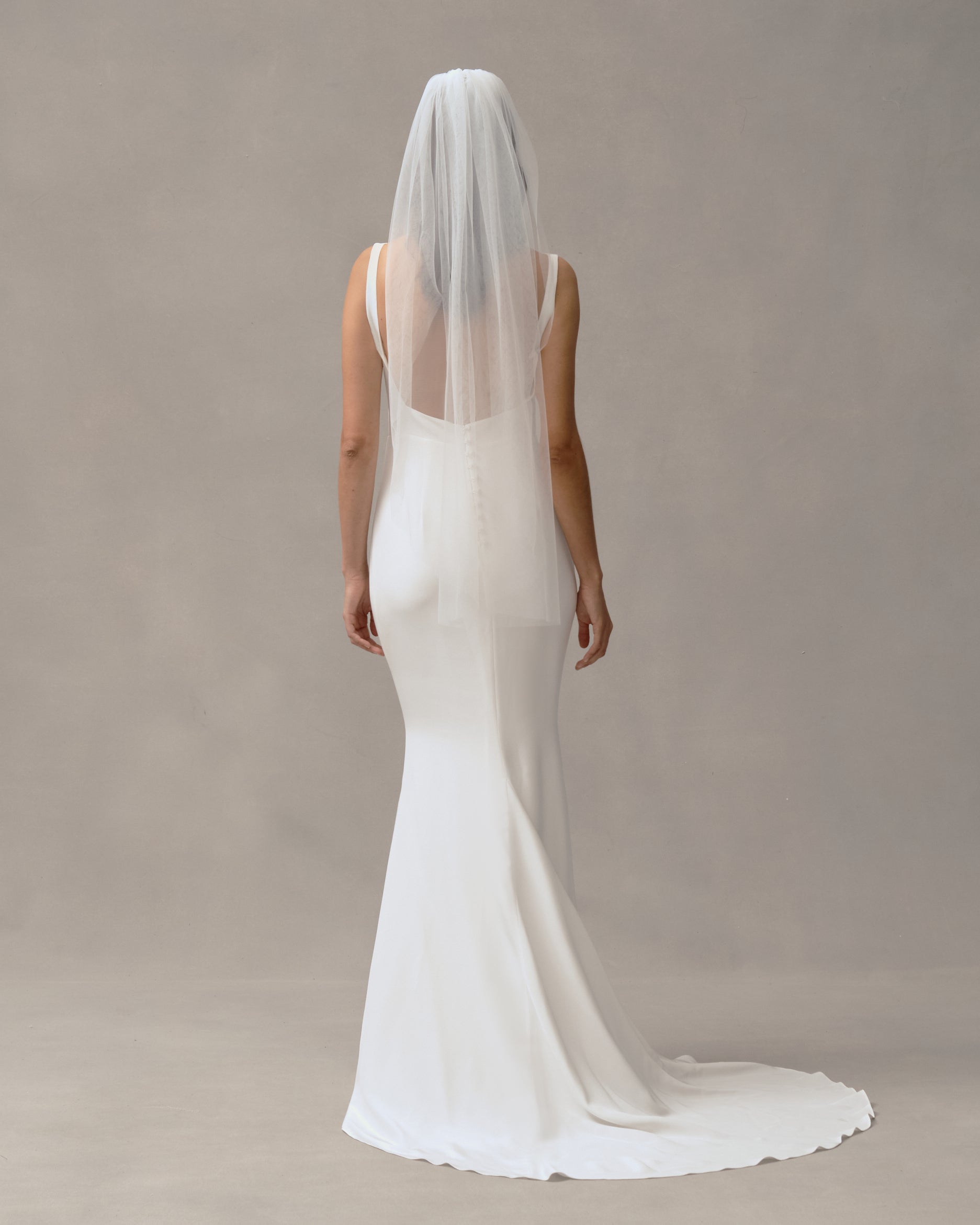 Signature Veil, Fingertip Length