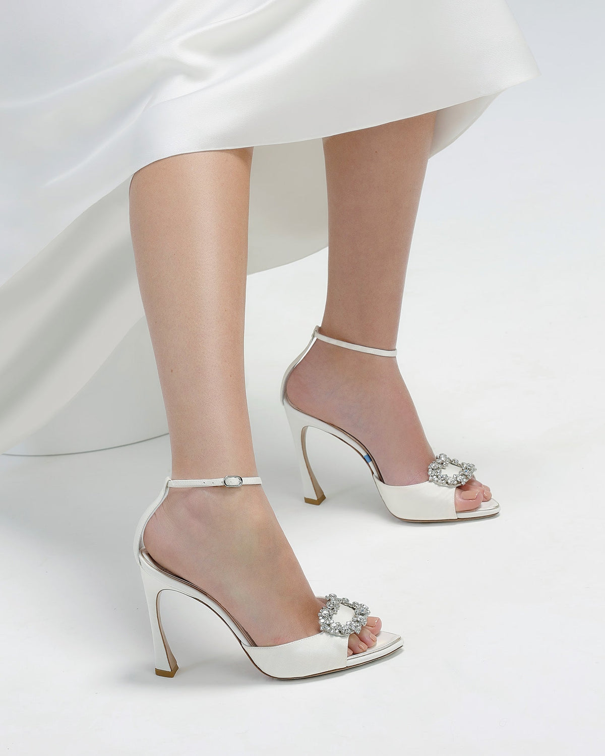 Isla Bridal 100 in Off White & Crystal