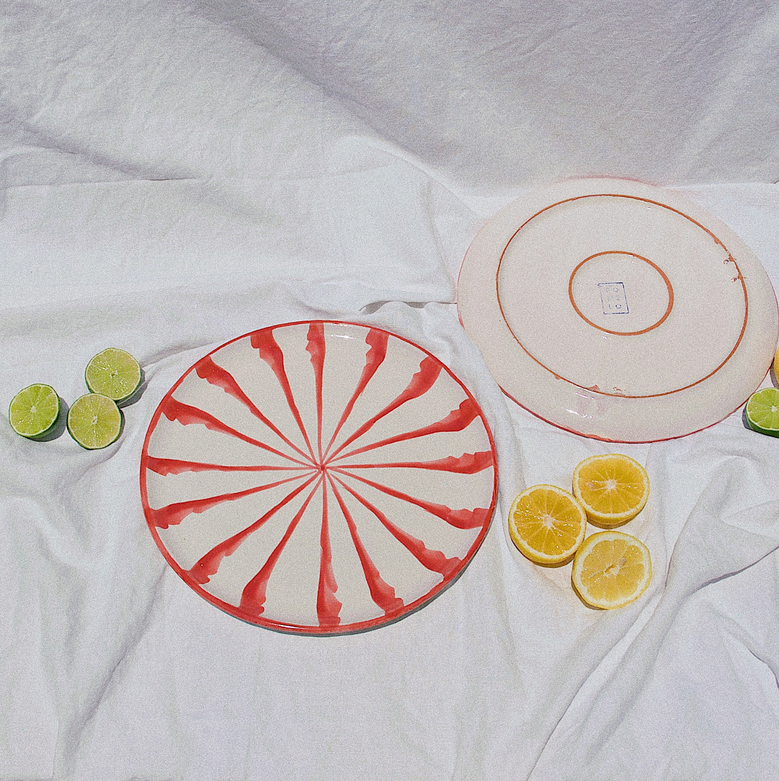 Dinner plate with candy cane stripes - Pomelo casa