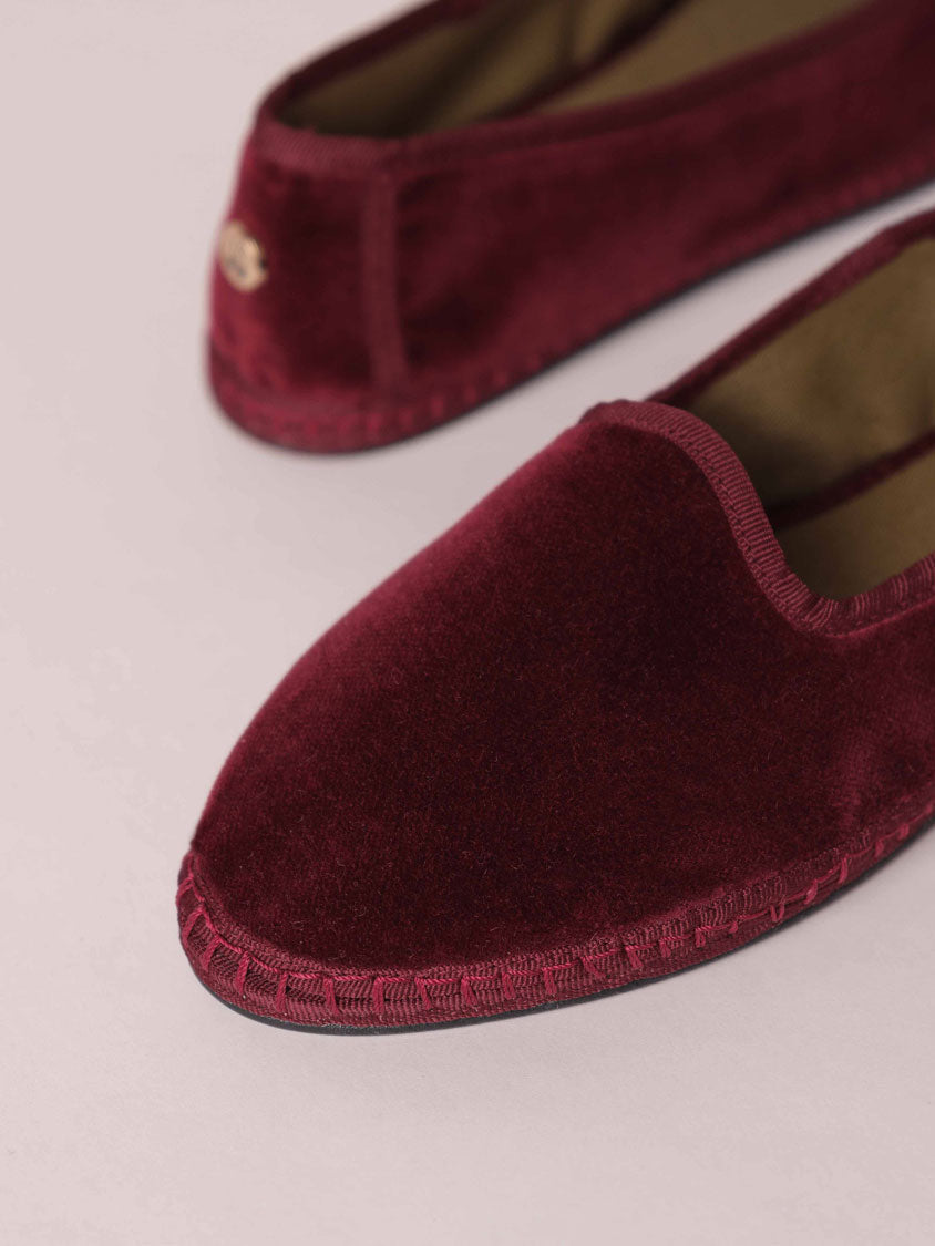 Nikola Flat in Garnet