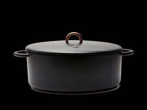 Enameled cast-iron Dutch oven in pepper black - side view with lid